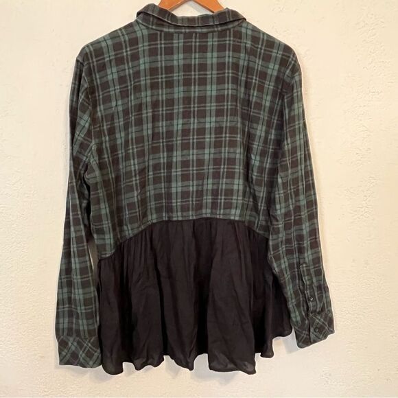 Women's Beach Lunch Lounge Green & Black Plaid Button Down Shirt - Picture 6 of 8